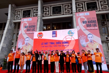 Vietnamitas juntan manos contra la violencia en personas vulnerables